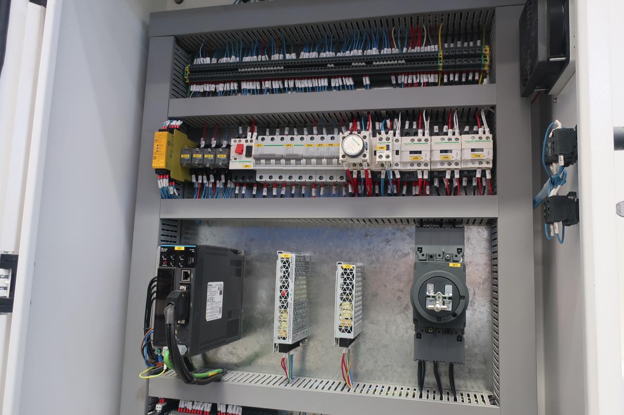 Cesoia a ghigliottina idraulica da 16 mm per taglio lamiera 6 metri