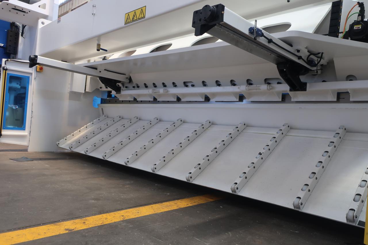 Cesoia a ghigliottina idraulica da 16 mm per taglio lamiera 6 metri