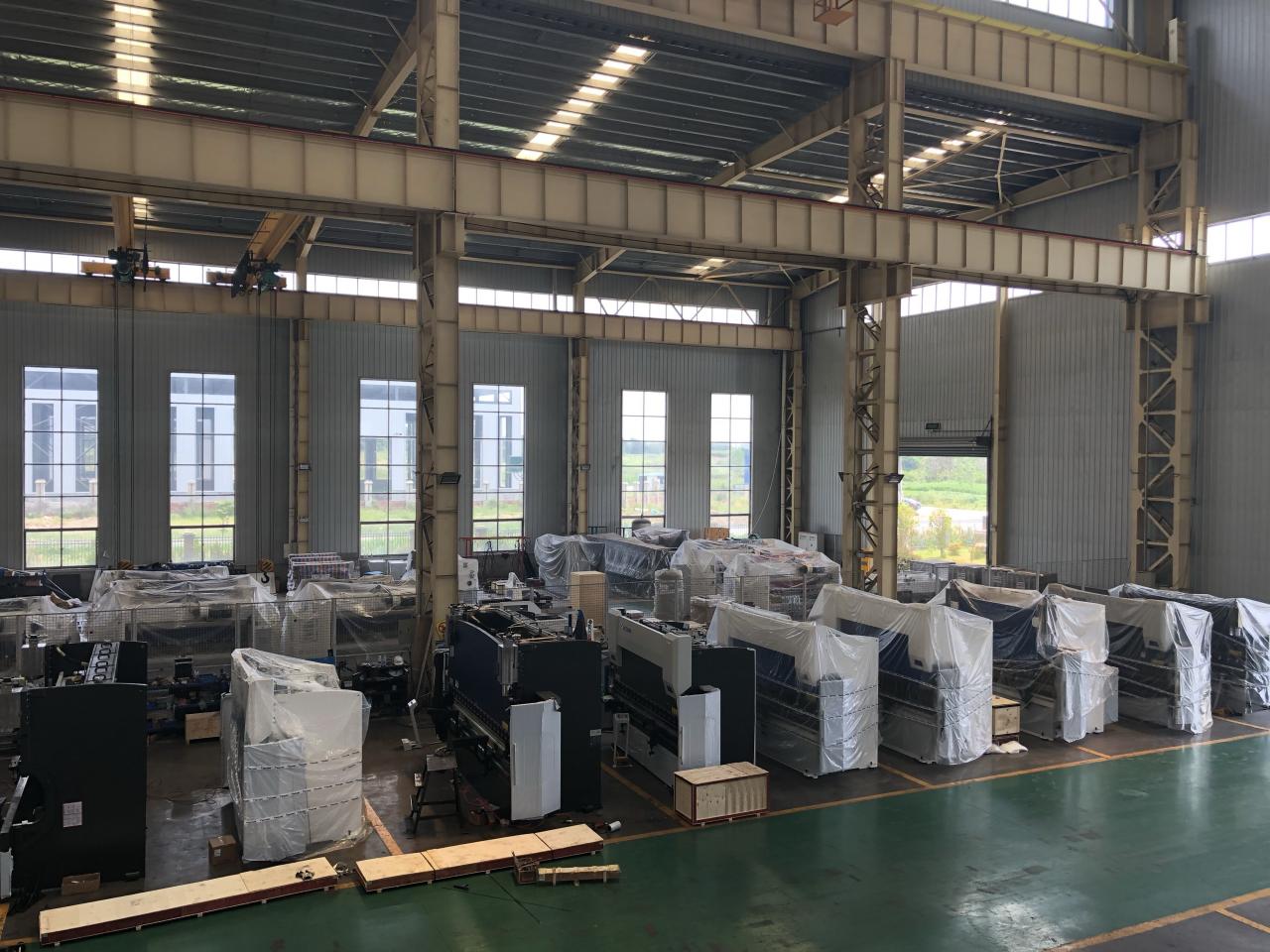 16mm Hydraulic Guillotine Shearing Machine For Sheet Metal Cutting 6 Meters Cesoia a ghigliottina idraulica da 16 mm per taglio lamiera 6 metri