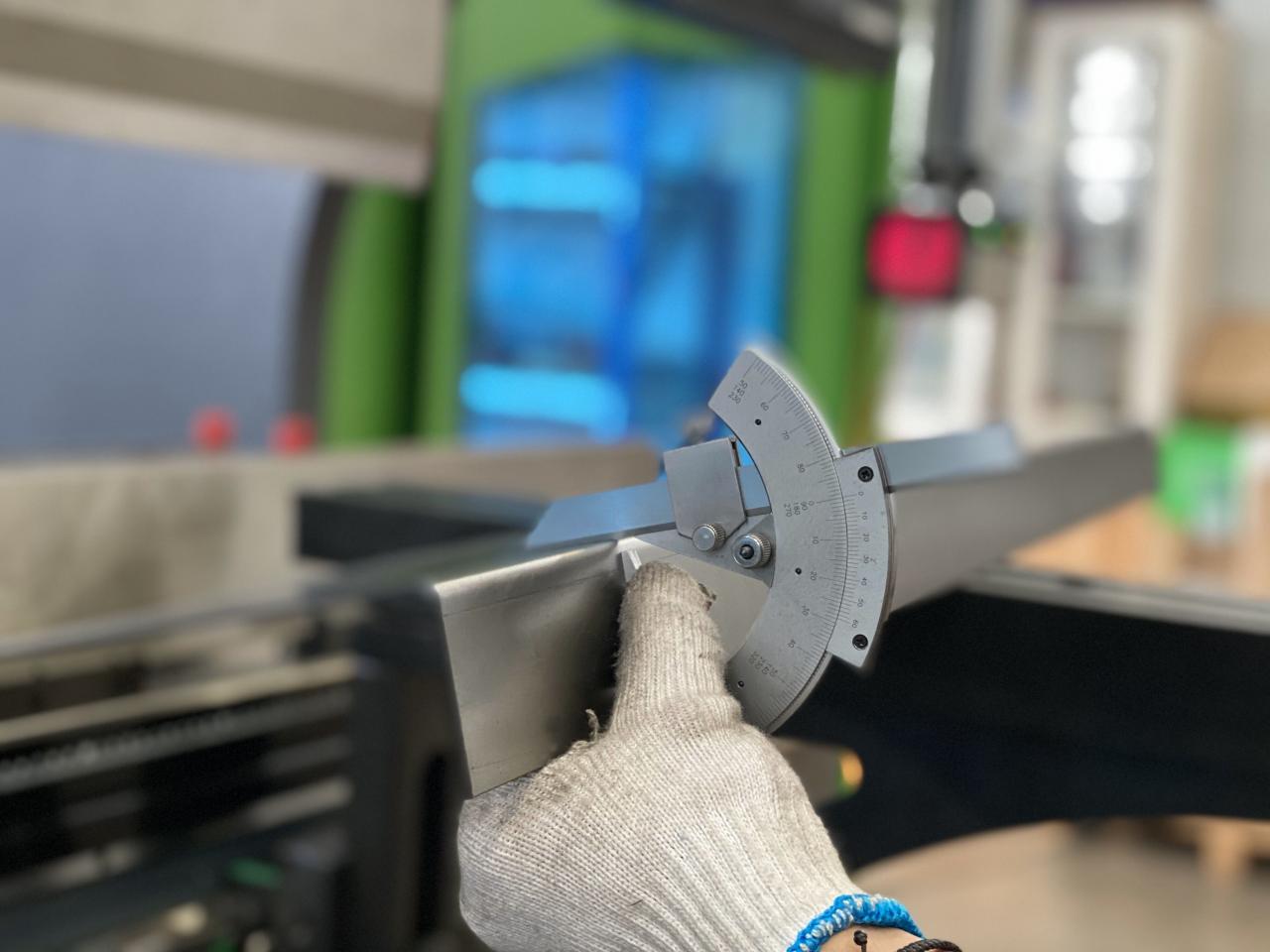 16mm Hydraulic Guillotine Shearing Machine For Sheet Metal Cutting 6 Meters Cesoia a ghigliottina idraulica da 16 mm per taglio lamiera 6 metri