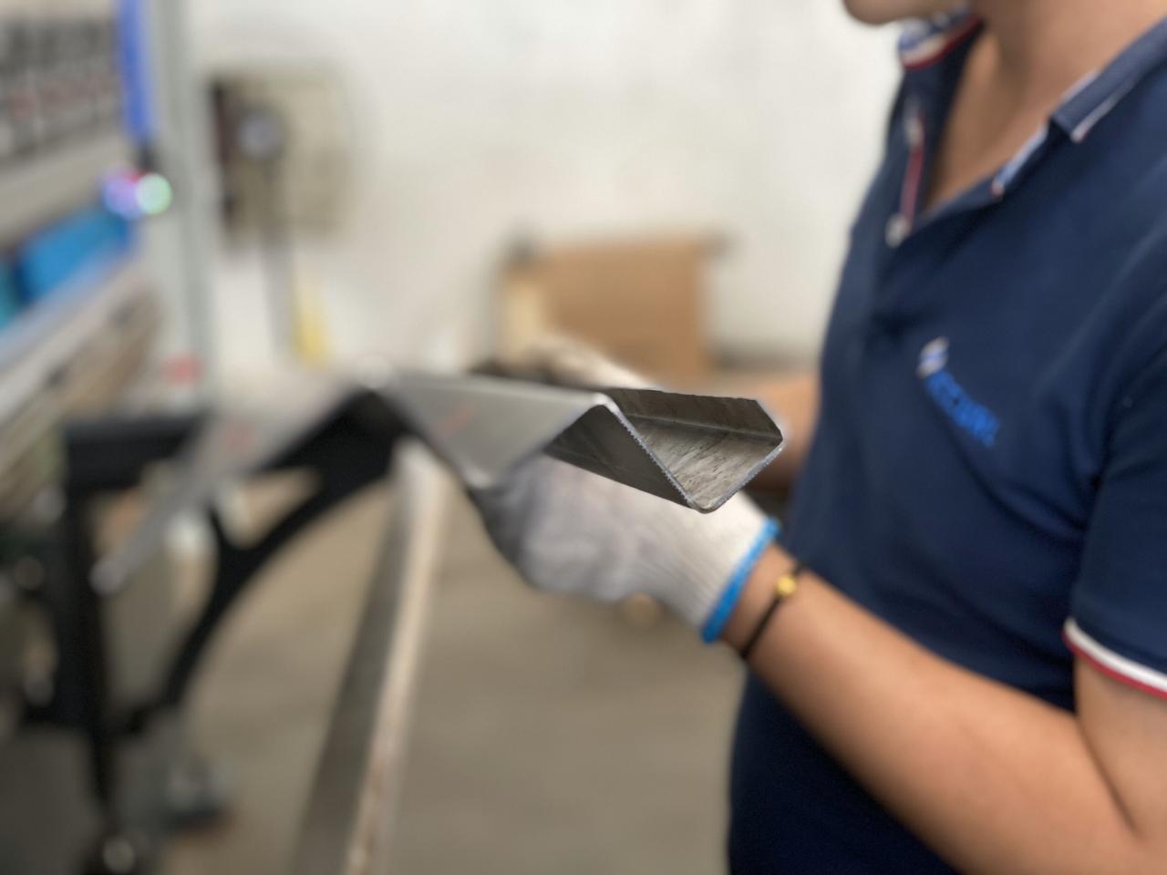 16mm Hydraulic Guillotine Shearing Machine For Sheet Metal Cutting 6 Meters Cesoia a ghigliottina idraulica da 16 mm per taglio lamiera 6 metri