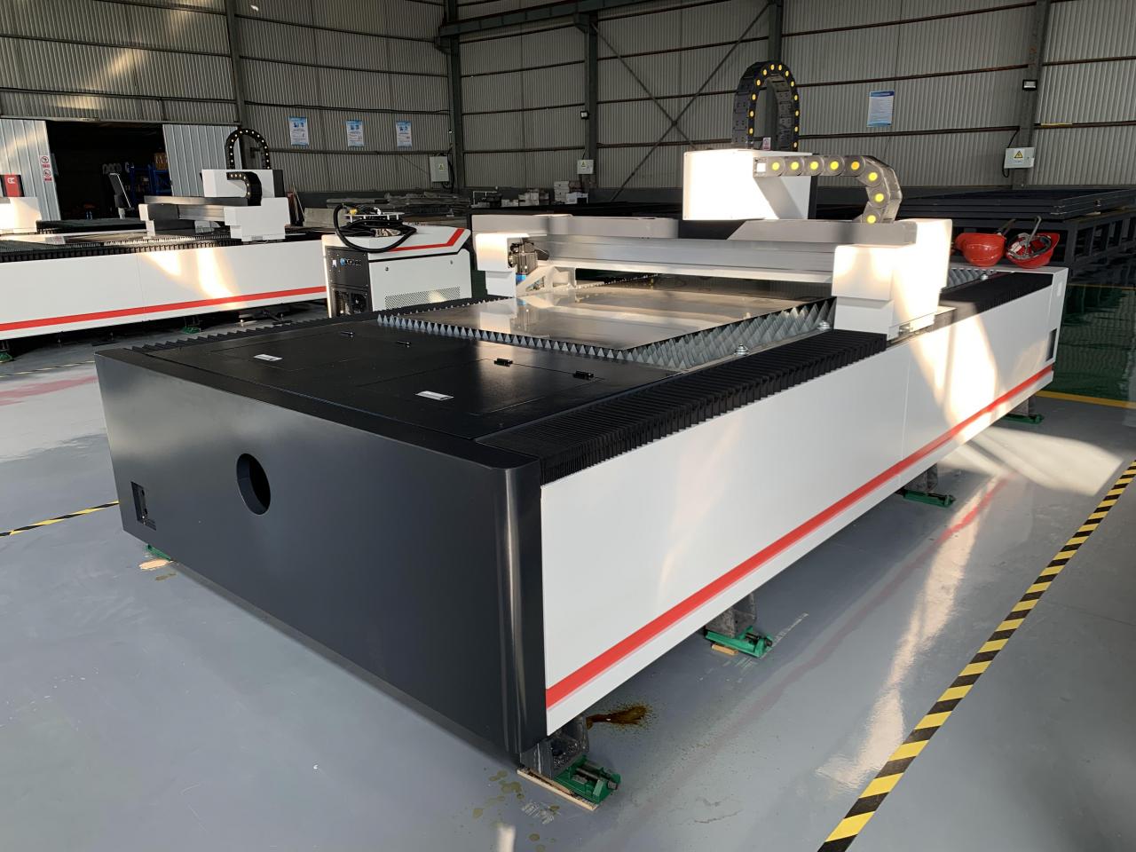 1kw 1.5kw 2kw Fiber Laser Cutting Machine For Metal Sheet Cutting 3000x1500mm tagliatrice del laser della fibra di 1kw 1.5kw 2kw per il taglio della lamiera sottile 3000x1500mm