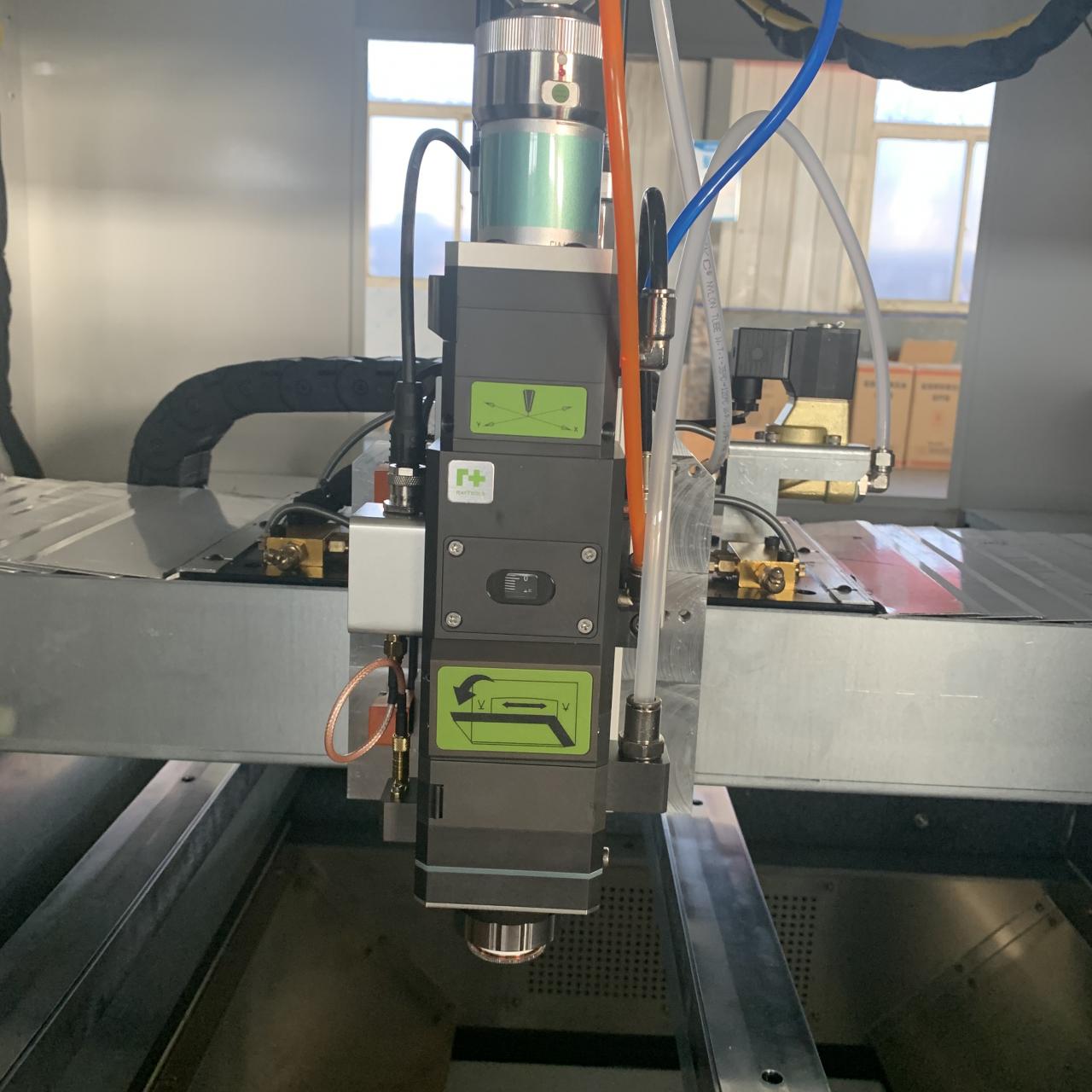 1kw 2kw Good Price Fiber Laser Cutting Machine For Sheet Metal tagliatrice del laser della fibra di buon prezzo di 1kw 2kw per la lamiera sottile