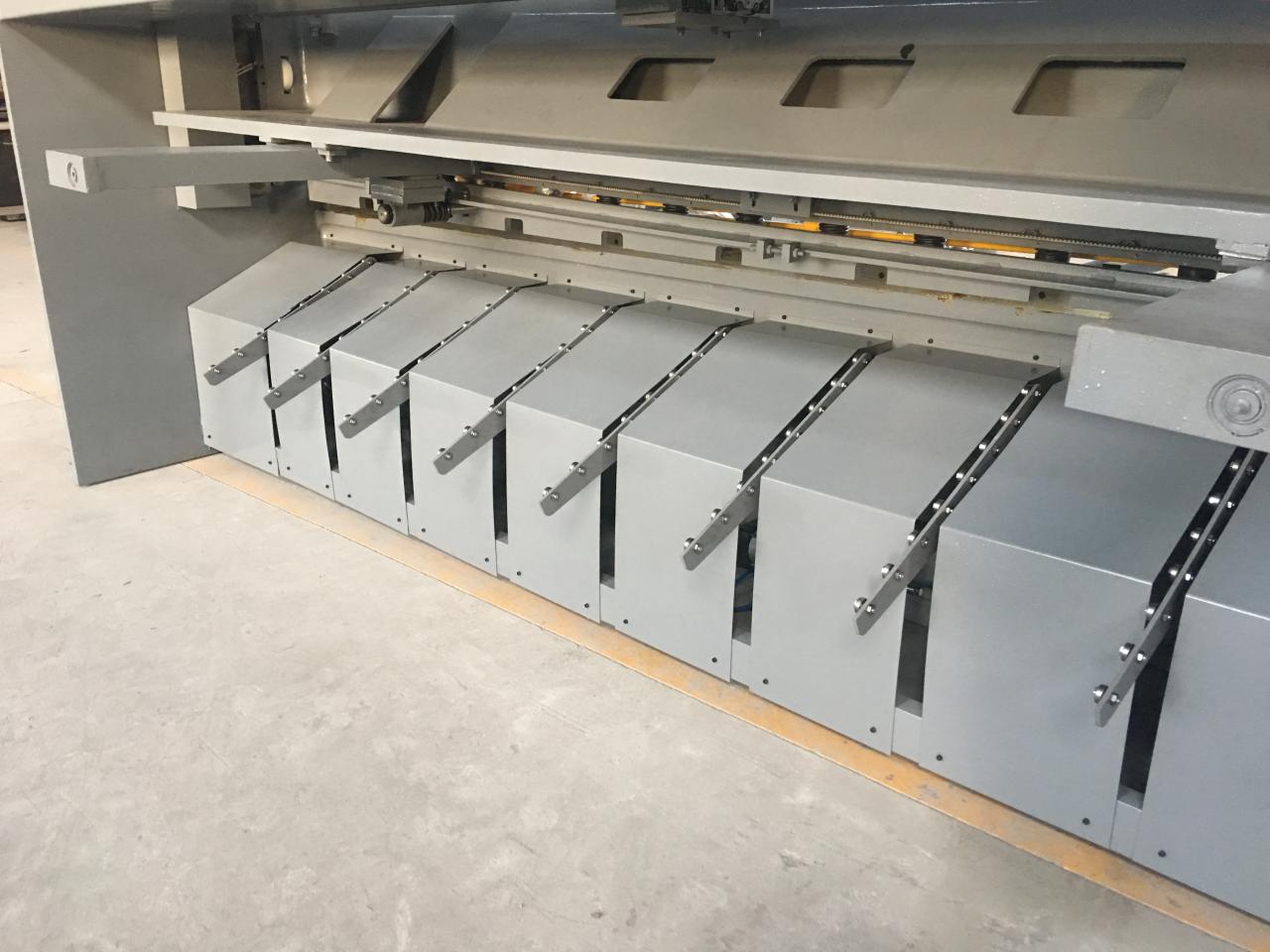 Cesoia idraulica per trave oscillante NC da 2,5 m di lunghezza