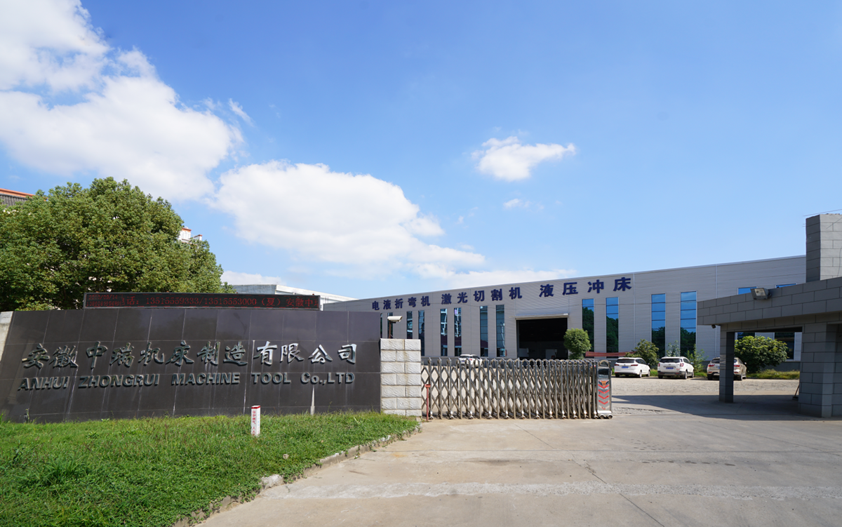 200t 300t Pressa piegatrice industriale standard CNC Pressa piegatrice idraulica