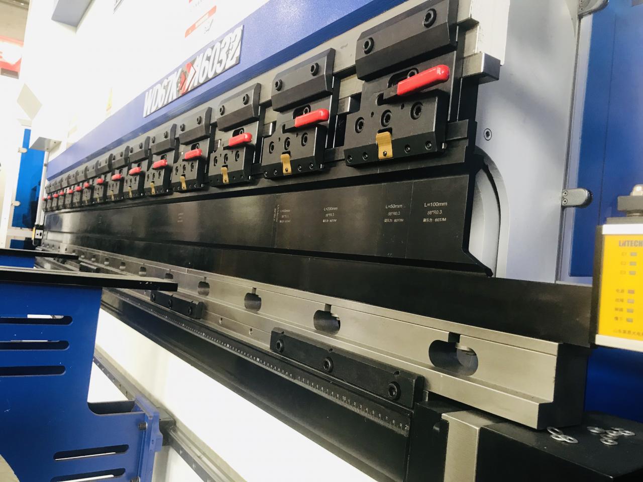 200t 300t Pressa piegatrice industriale standard CNC Pressa piegatrice idraulica