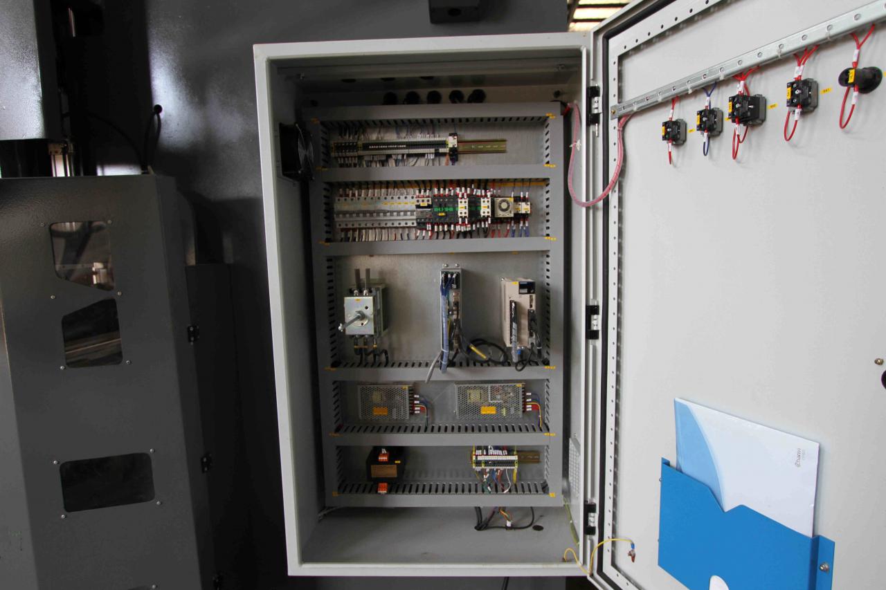 200t 300t Pressa piegatrice industriale standard CNC Pressa piegatrice idraulica