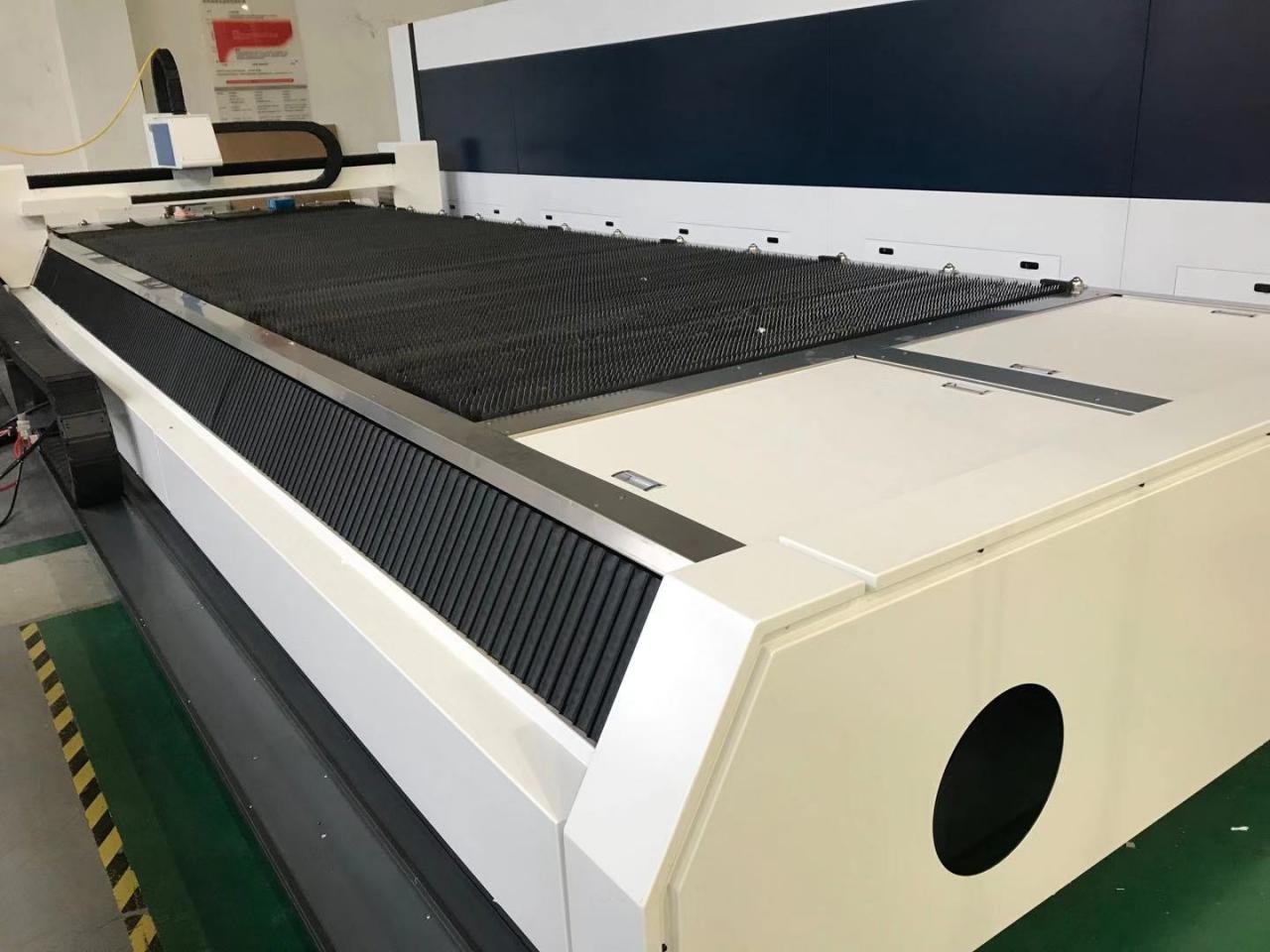 3015 4015 1kw To 6kw Cnc Fiber Laser Cutting Machine Raycus Laser Power Potenza del laser di Raycus della tagliatrice del laser della fibra di CNC di 3015 4015 1kw a 6kw