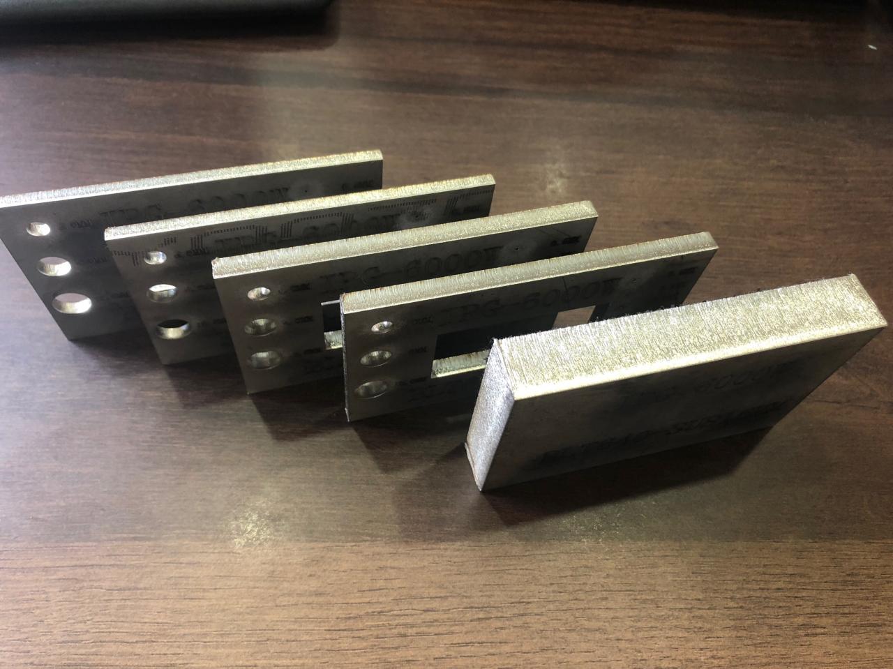 3015 4015 1kw To 6kw Cnc Fiber Laser Cutting Machine Raycus Laser Power Potenza del laser di Raycus della tagliatrice del laser della fibra di CNC di 3015 4015 1kw a 6kw