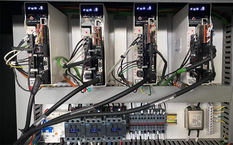 3015 Fiber Laser Cutting Machine For High-Speed Cutting Of 1-6mm Metal Materials Macchina da taglio laser a fibra 3015 per il taglio ad alta velocità di materiali metallici da 1 a 6 mm