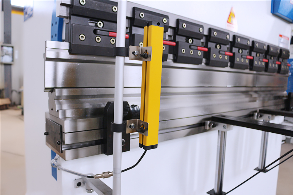 3+1 Axis Cnc Hydraulic Press Brake With Esa System Pressa Idraulica Cnc 3+1 Assi Con Sistema Esa