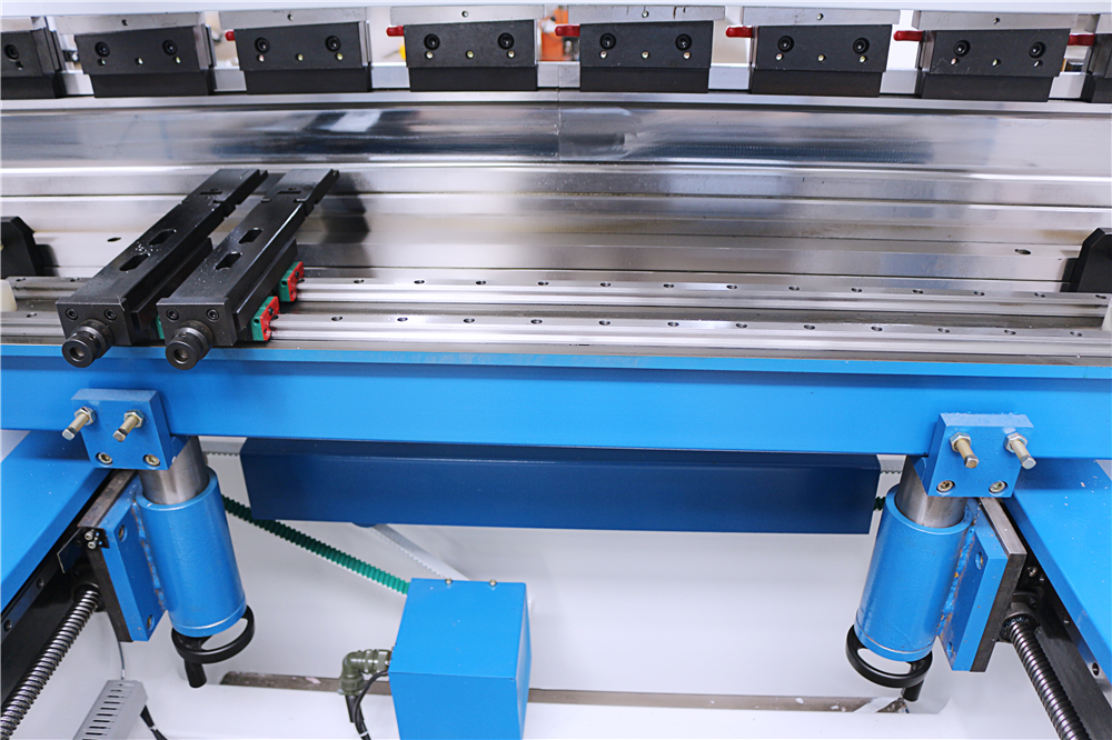 3+1 Axis Cnc Hydraulic Press Brake With Esa System Pressa Idraulica Cnc 3+1 Assi Con Sistema Esa