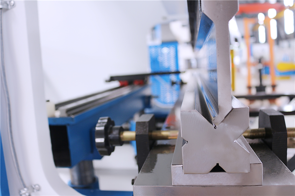 3+1 Axis Cnc Hydraulic Press Brake With Esa System Pressa Idraulica Cnc 3+1 Assi Con Sistema Esa