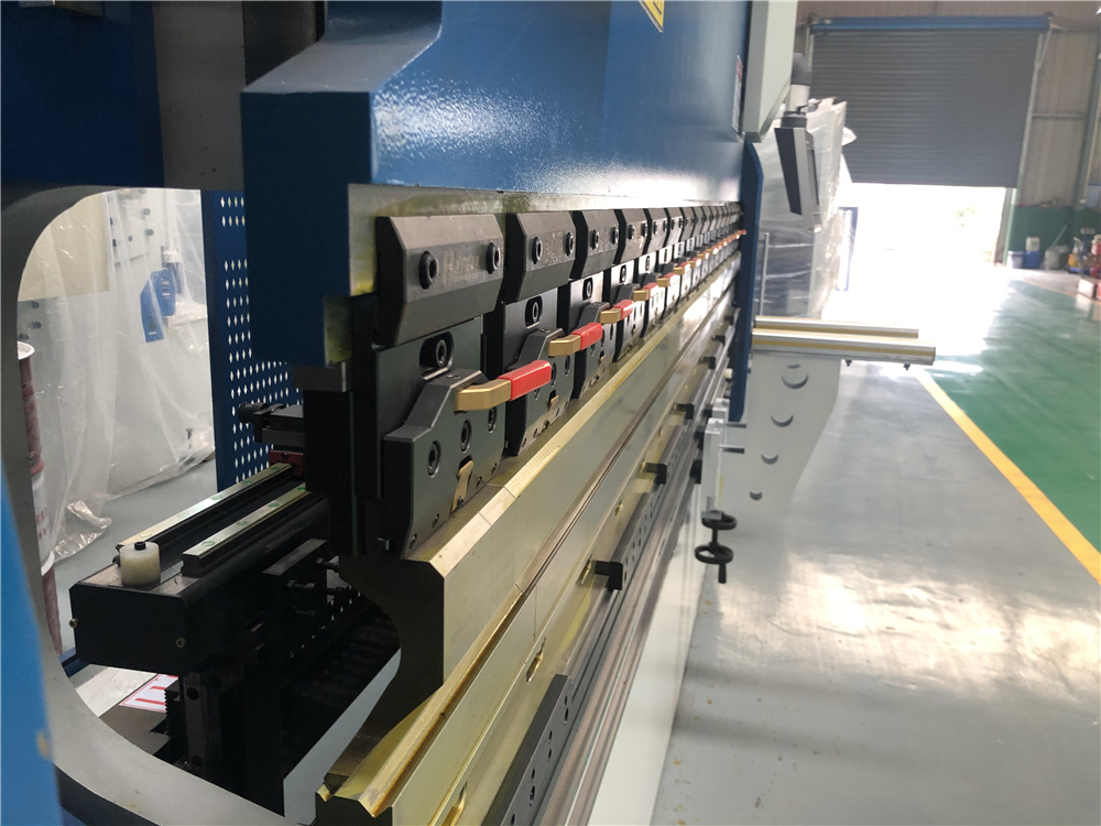 3+1 Axis Cnc Hydraulic Press Brake With Esa System Pressa Idraulica Cnc 3+1 Assi Con Sistema Esa