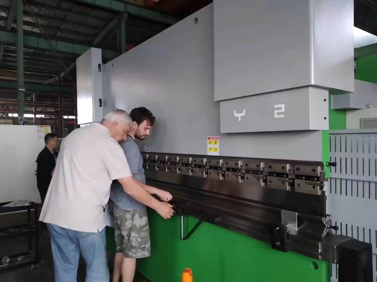 63 Ton Metal Steel Sheet Plate Bending Machine Cnc Hydraulic Press Brake For Metal Working Freno della pressa idraulica di CNC della macchina piegatubi della lamiera di acciaio da 63 tonnellate per la lavorazione dei metalli