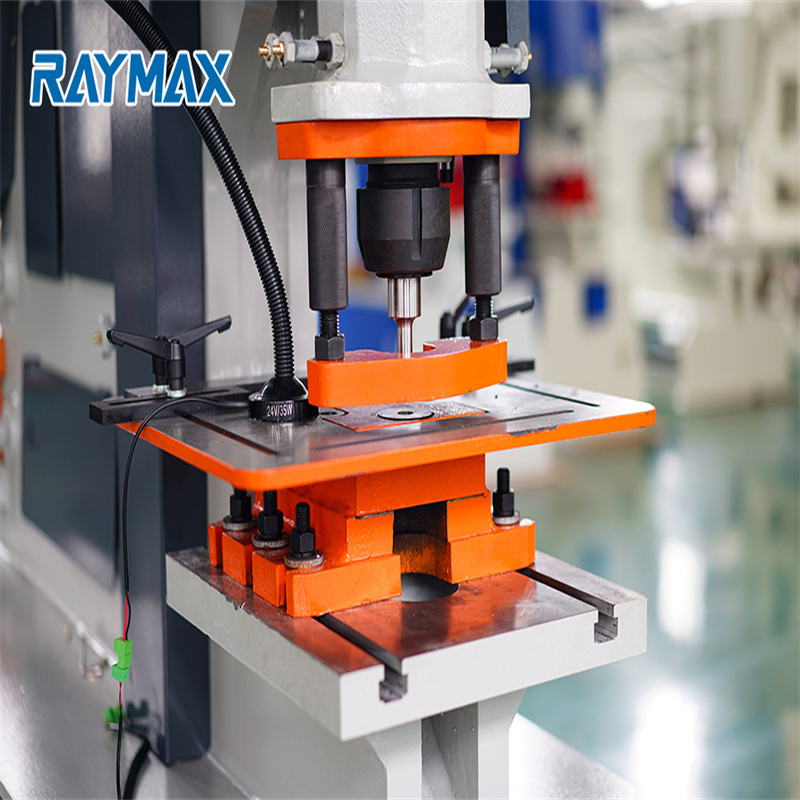 Macchina per siderurgia idraulica con perforazione manuale