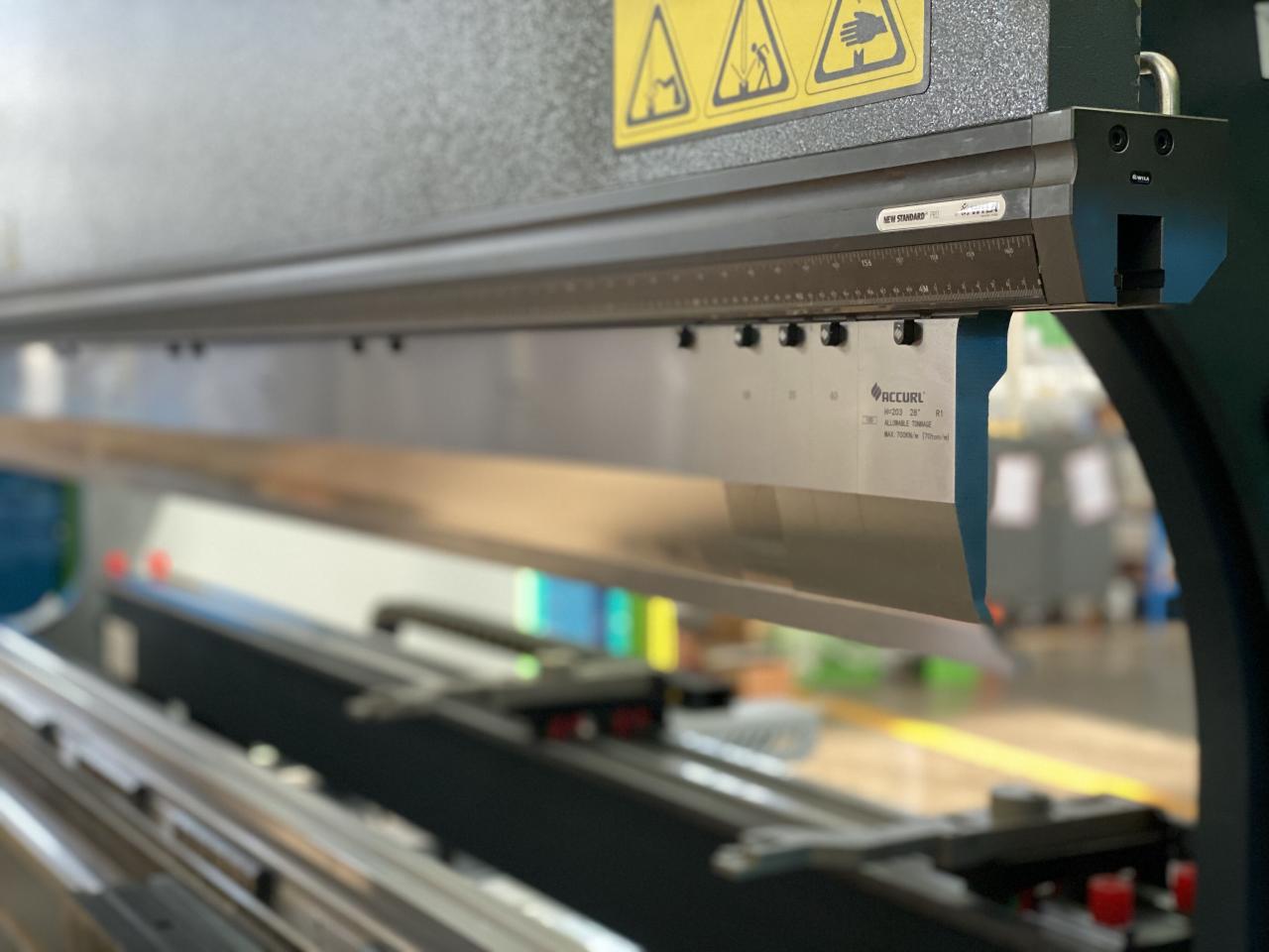 China 220t Cnc Bending Machine 6+1 Axis Hydraulic Press Brake Price Prezzo del freno della pressa idraulica della macchina piegatubi di CNC 220t della Cina 6+1 asse