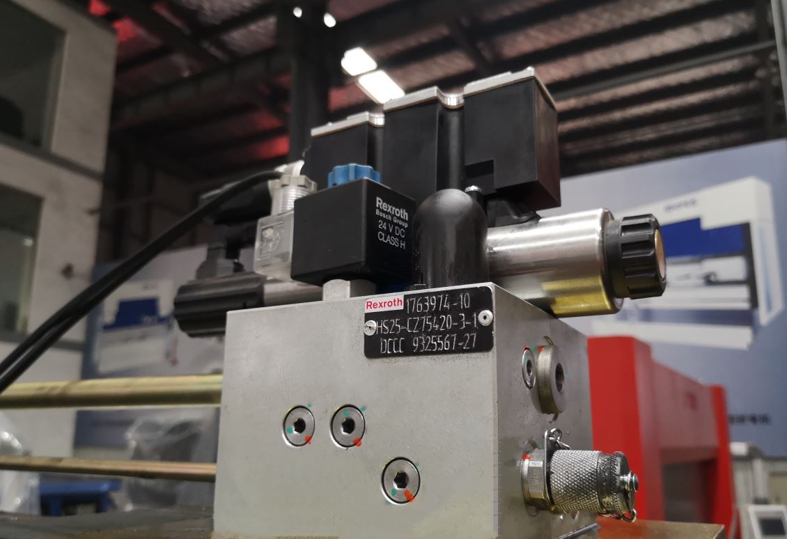 Delem Da66t 125 3+1 4+1 6+1 8+1 Cnc Hydraulic Press Brake For Metal Plate Bending Delem Da66t 125 3+1 4+1 6+1 8+1 Cnc pressa piegatrice idraulica per piegatura lamiera