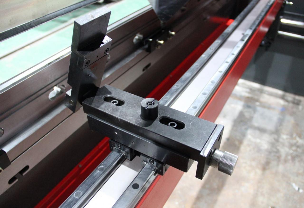 Delem Da66t 125 3+1 4+1 6+1 8+1 Cnc Hydraulic Press Brake For Metal Plate Bending Delem Da66t 125 3+1 4+1 6+1 8+1 Cnc pressa piegatrice idraulica per piegatura lamiera