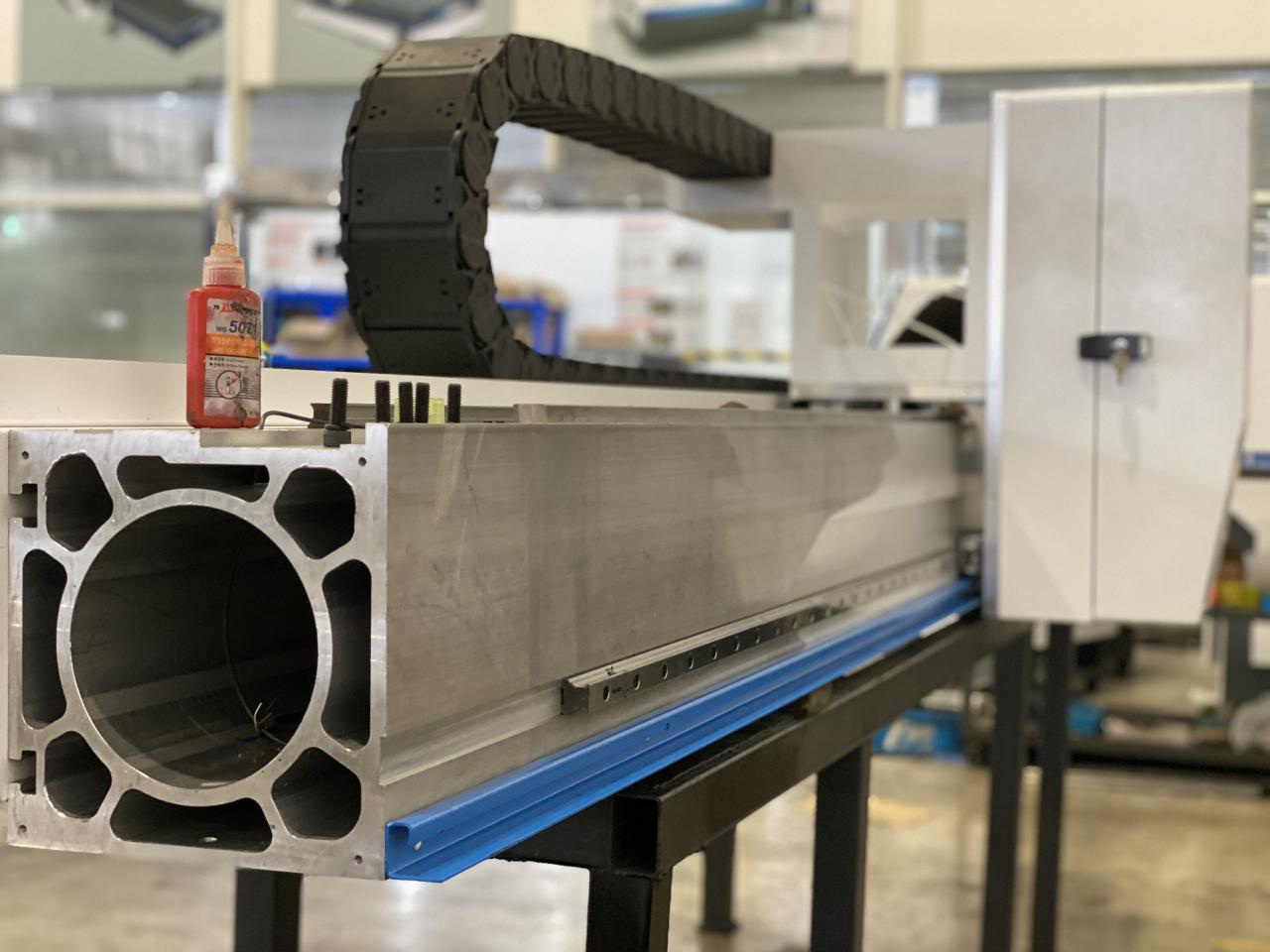 Macchina da taglio laser a fibra Masterline 8kw, 4000x2000mm, con sorgente laser Ipg