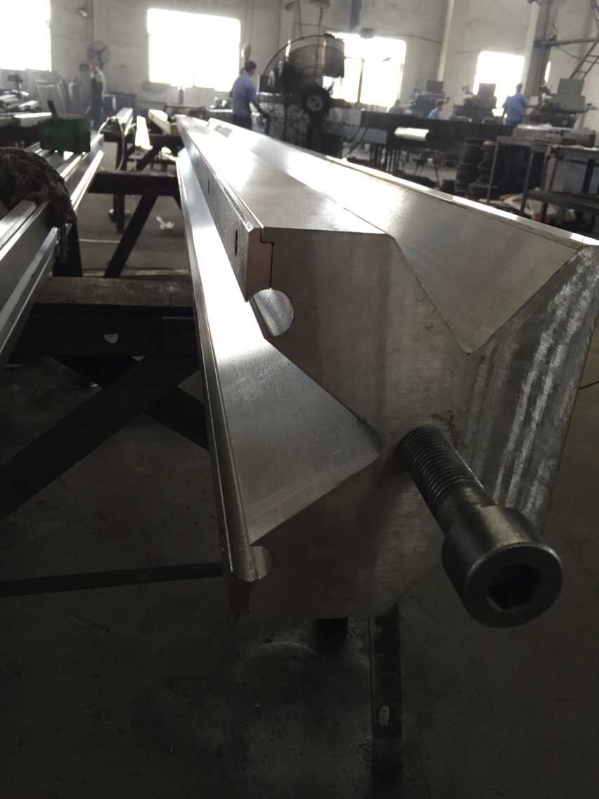 Piegatrice per lamiera completamente automatica ad alta potenza e pressa piegatrice CNC