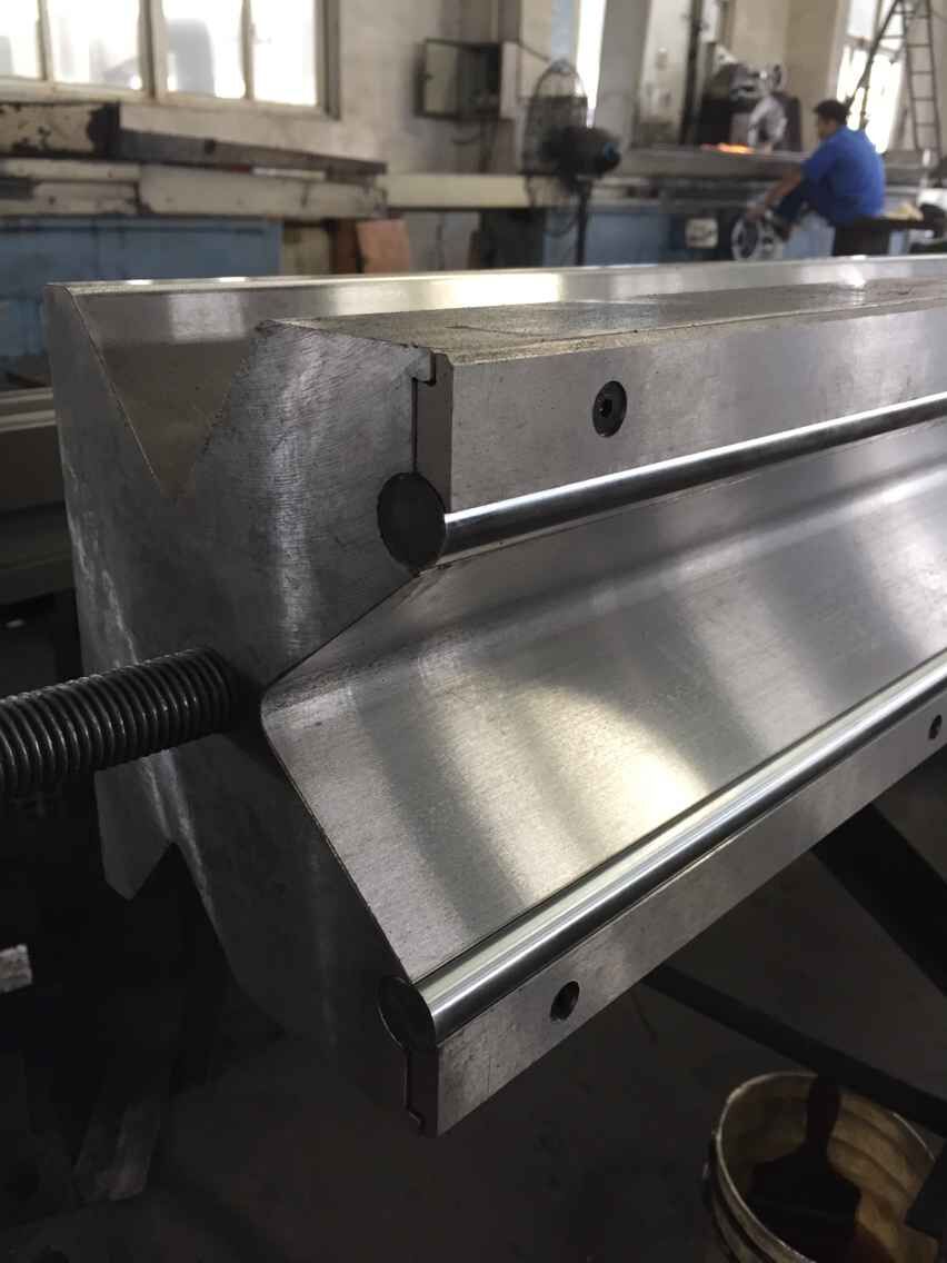 Piegatrice per lamiera completamente automatica ad alta potenza e pressa piegatrice CNC