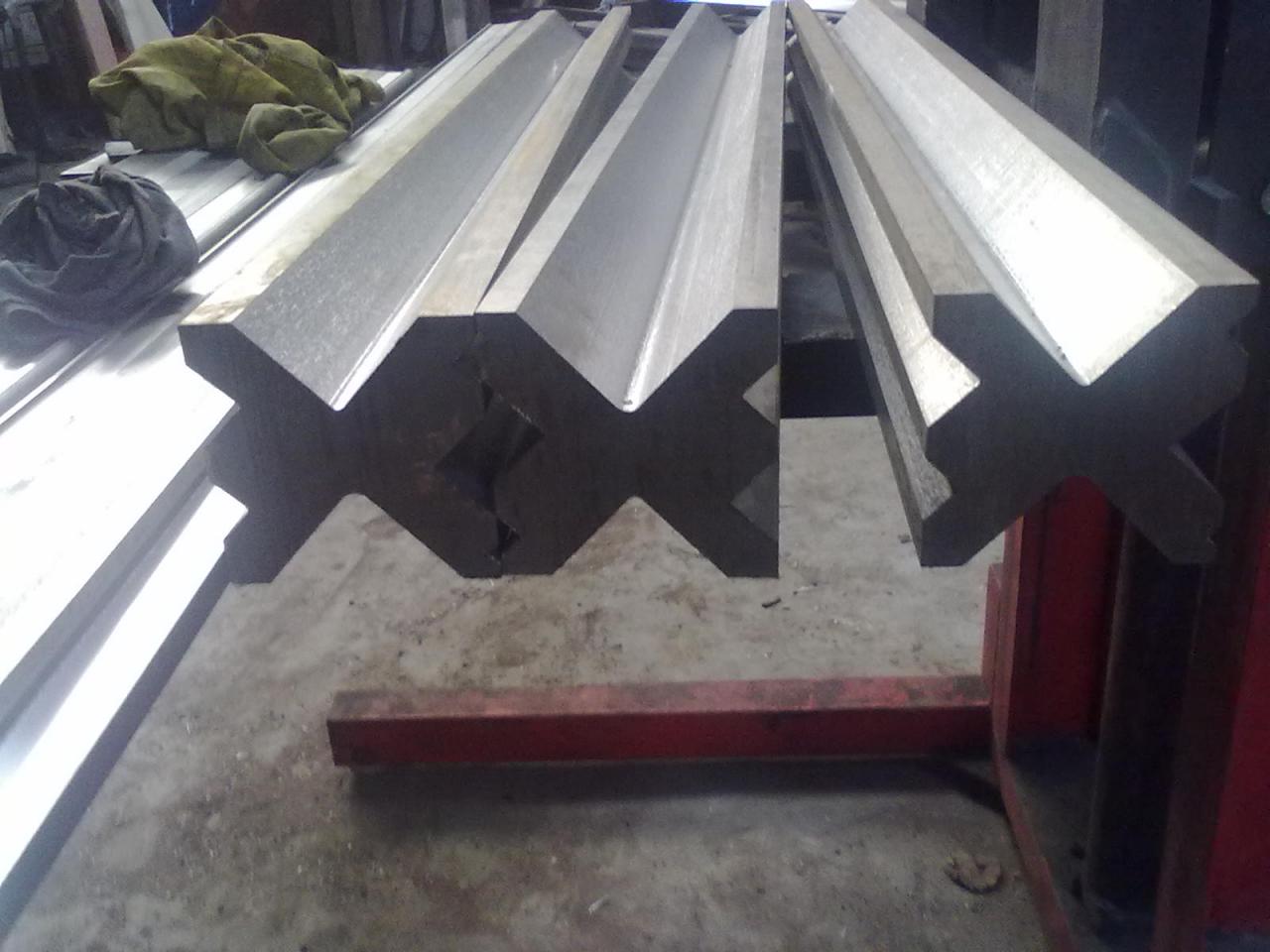 Piegatrice per lamiera completamente automatica ad alta potenza e pressa piegatrice CNC