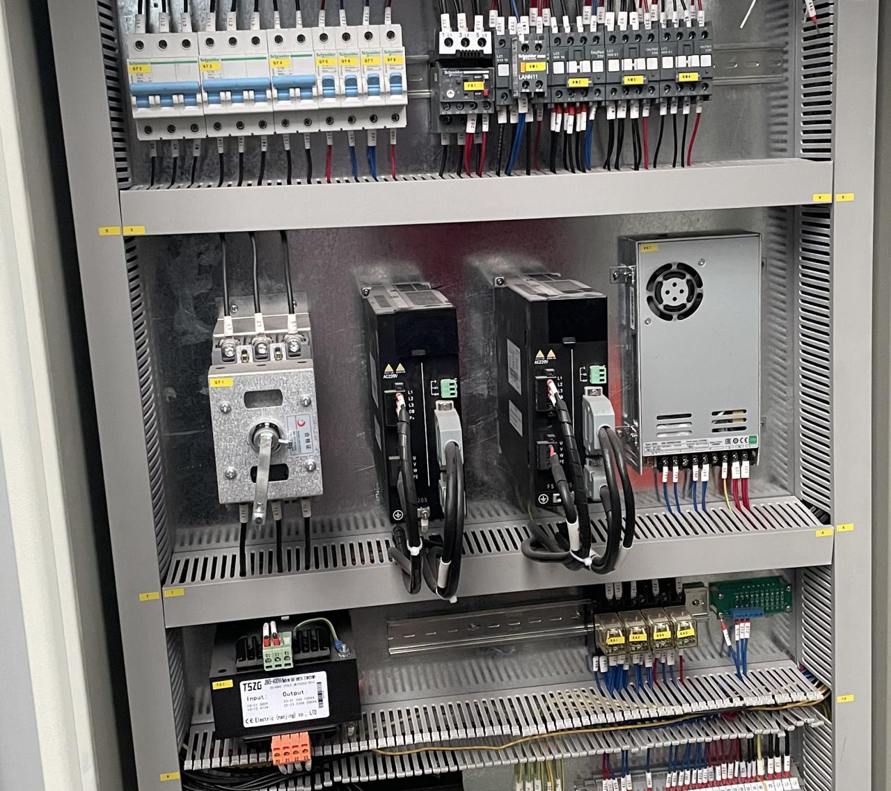 High Quality 3m Press Brake Machine Hydraulic 100 Ton For Sheet Metal Bending Macchina idraulica della pressa piegatrice di alta qualità 3m 100 tonnellate per la piegatura della lamiera sottile