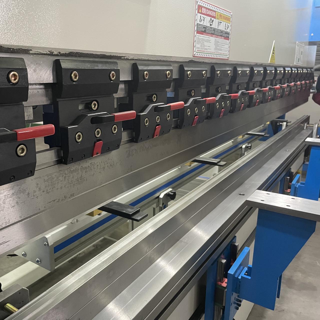 High Quality 3m Press Brake Machine Hydraulic 100 Ton For Sheet Metal Bending Macchina idraulica della pressa piegatrice di alta qualità 3m 100 tonnellate per la piegatura della lamiera sottile