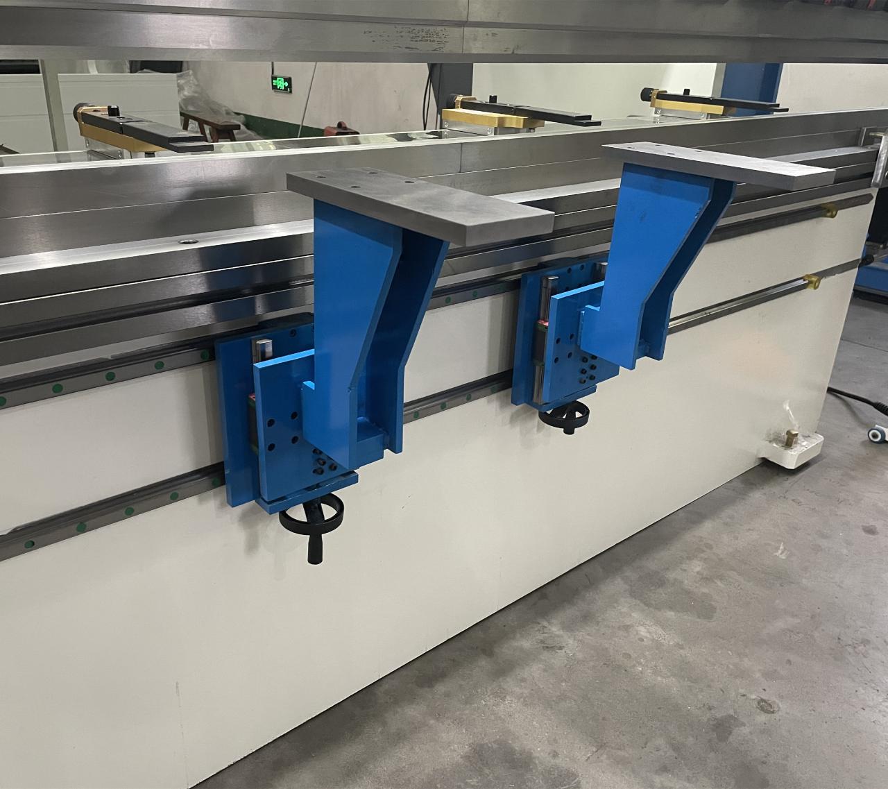 High Quality 3m Press Brake Machine Hydraulic 100 Ton For Sheet Metal Bending Macchina idraulica della pressa piegatrice di alta qualità 3m 100 tonnellate per la piegatura della lamiera sottile