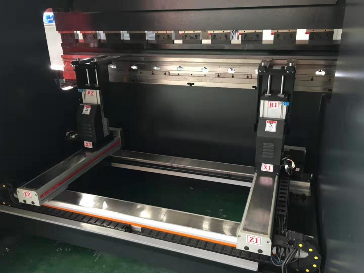 Hydraulic Stainless Steel Wc67y/k-300/6000 Mould Crowning Press Brake Pressa piegatrice idraulica per coronamento stampi Wc67y/k-300/6000 in acciaio inossidabile