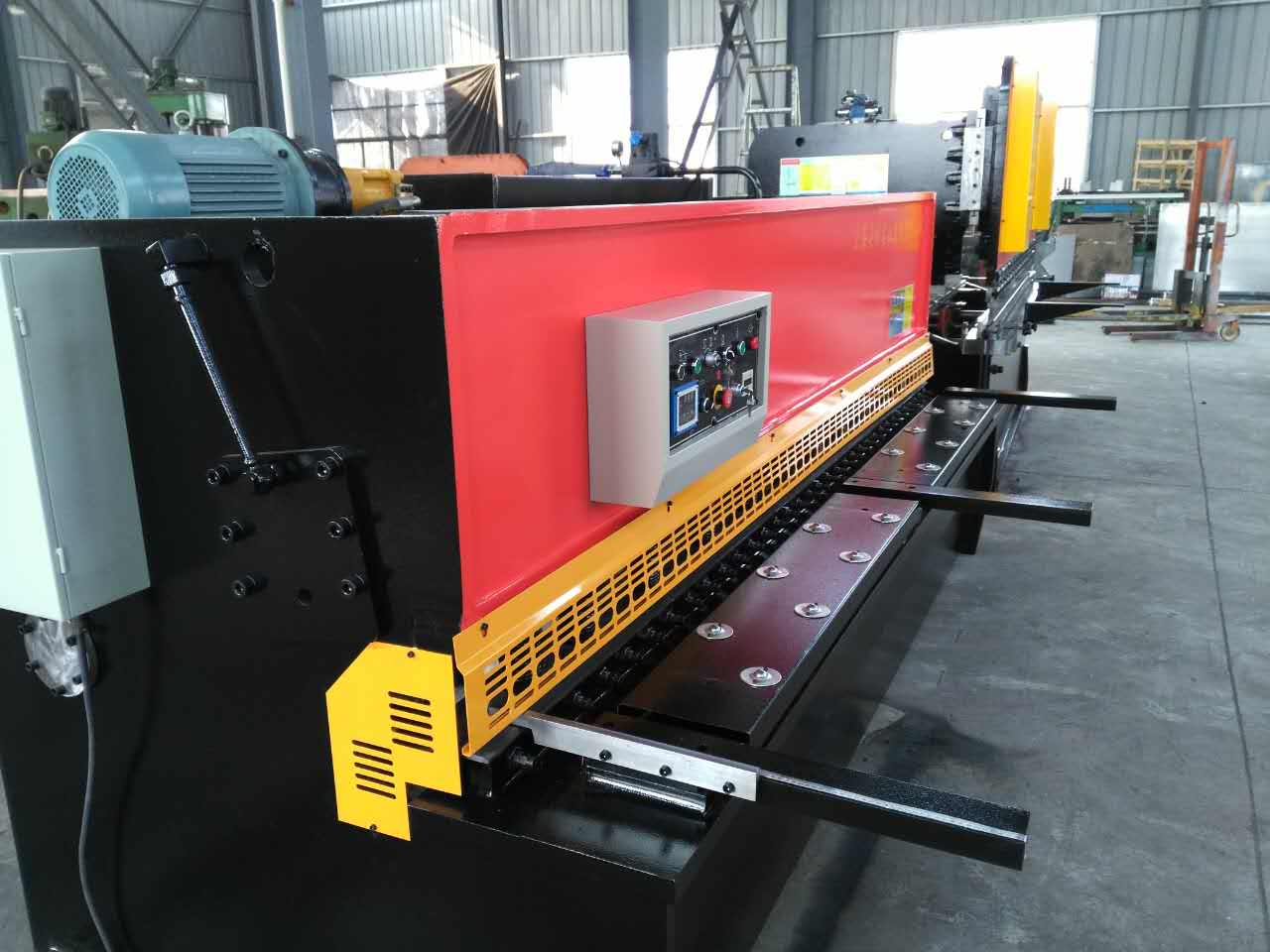 Hydraulic Swing Beam Guillotine Shears Qc12y-4x2500 Cesoia a ghigliottina idraulica a trave oscillante Qc12y-4x2500