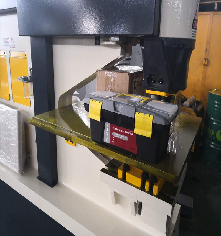 Metal Cutting Hydraulic Steelworkers Machine For Punching Cropping Notching Cutting Macchina idraulica per acciaierie per il taglio di metalli per punzonatura, ritaglio, intaglio