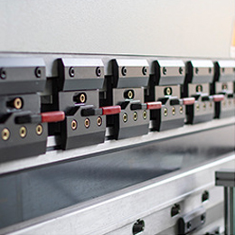 Metal Plate Press Brake Machine / CNC Hydraulic Press Brake Machine Pressa piegatrice per piastre metalliche / Pressa piegatrice idraulica CNC