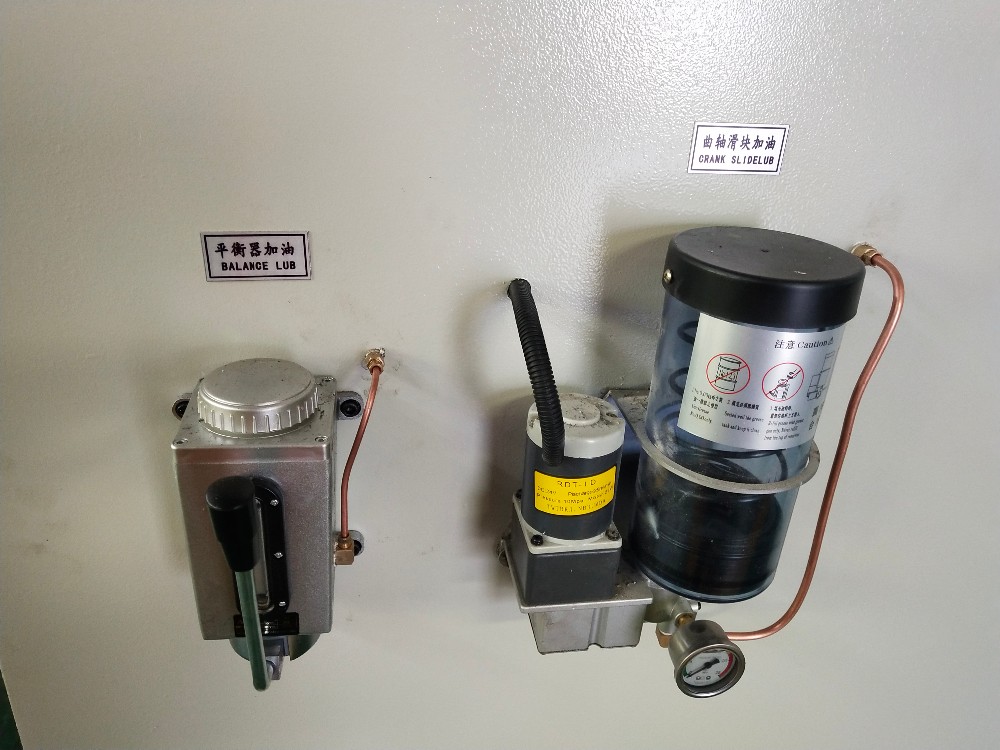 Punzonatrice pneumatica con frizione ad alte prestazioni