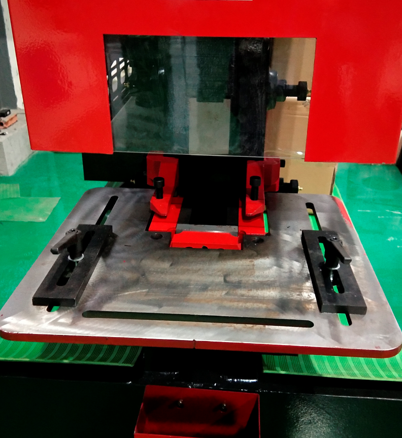 Q35y Series Hydraulic Ironworker Shearing And Punching Machine Cesoia e punzonatrice idraulica per siderurgia serie Q35y