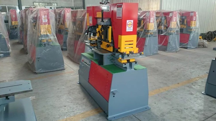 Q35y Series Multifunctional Hydraulic Iron Worker Combined Shearing And Punching Machine Cesoia combinata e punzonatrice idraulica multifunzionale serie Q35y
