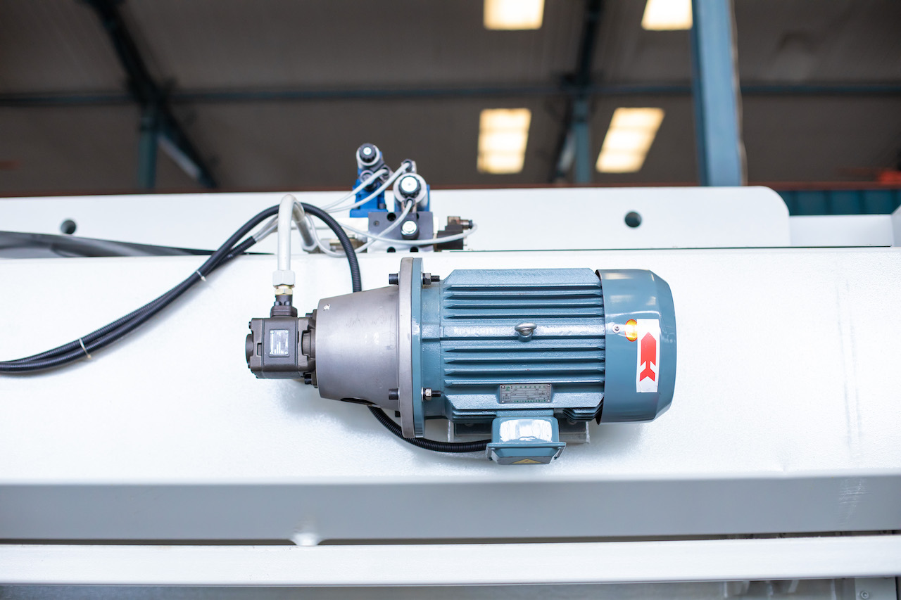 Qc11y 8x3200 Sheet Metal Shearing Machine Steel Plate Hydraulic Shearing Machine Cesoia per lamiera Qc11y 8x3200 Cesoia idraulica per lamiera d'acciaio