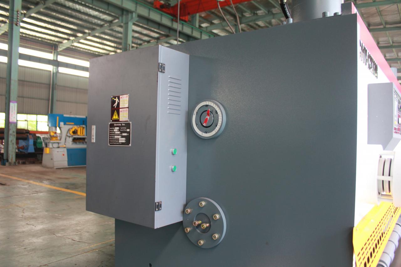 Qc11y Metal Plate Hydraulic Guillotine Shearing Machine For Sale Cesoia a ghigliottina idraulica per piastre metalliche Qc11y in vendita