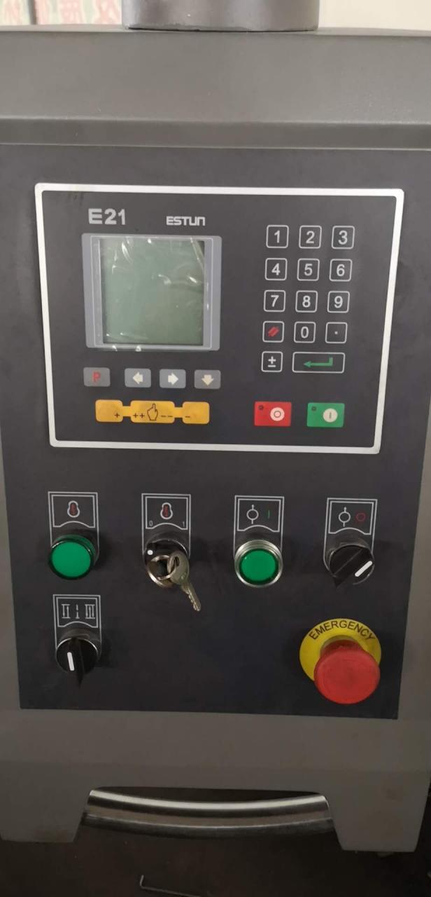 Qc12y 6x3200 Sega da tavolo scorrevole idraulica con piastra a ghigliottina