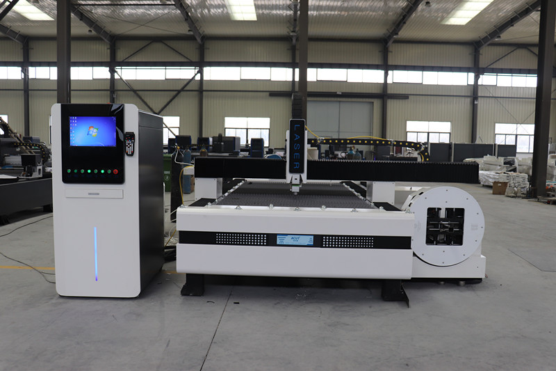 Rotary Cnc Metal Pipe Tube Sheet Laser Cutter 2000w Fiber Laser Cutting Machine Macchina da taglio laser a fibra 2000w con taglierina laser rotativa per tubi metallici in metallo CNC
