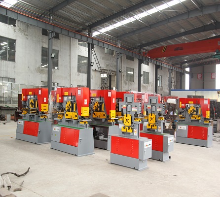 Steel Plate Angle Cutting Punching Notching Machine Hydraulic Ironworker For Sale Ironworker idraulico della punzonatrice di punzonatura di taglio di angolo del piatto d'acciaio da vendere